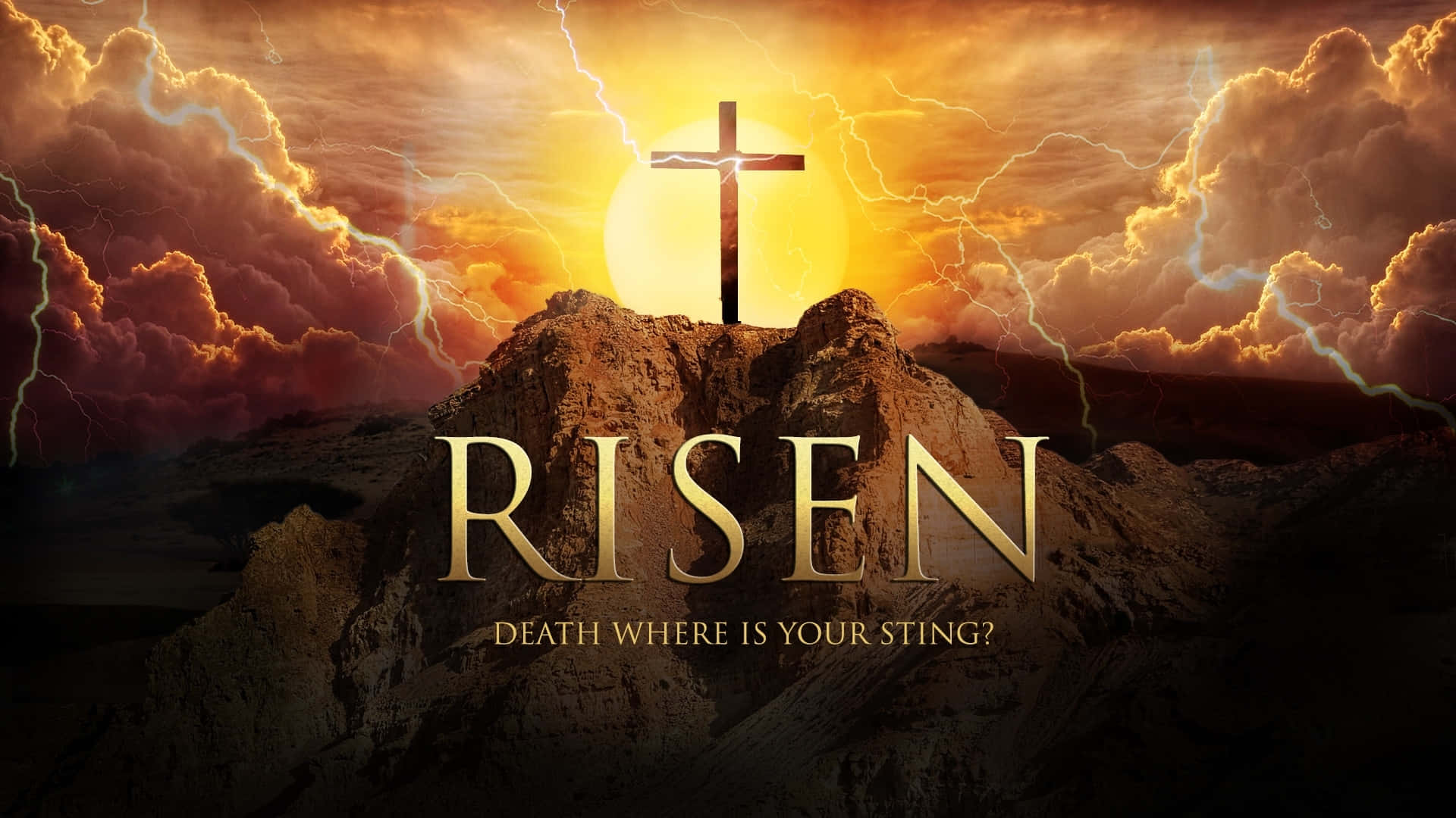 Religious Easter 桌布 壁紙 — 一個金色十字架在岩石山頂上，在有閃電和RISEN字樣的暴風雨日落天空中發光。
