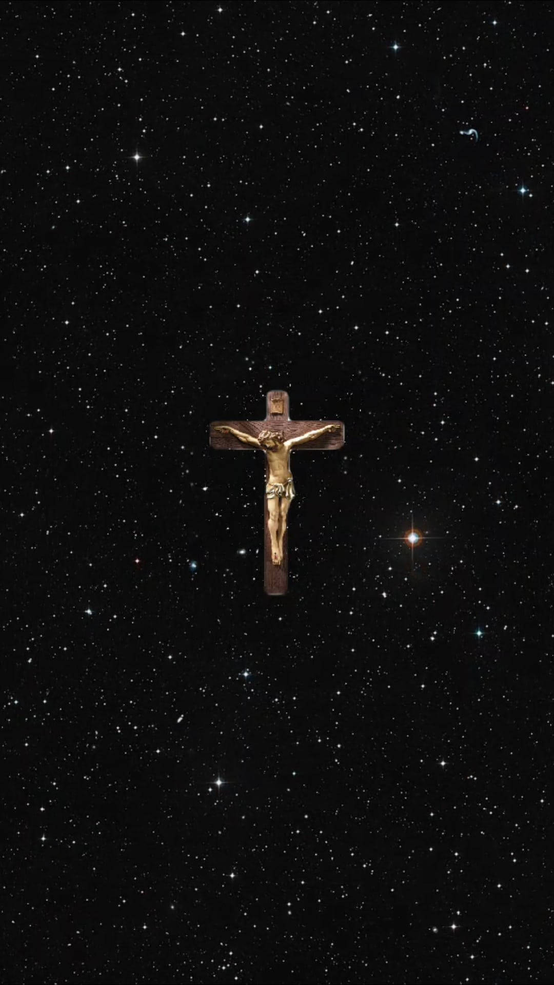 十字架 桌布 壁紙 — 一個金色十字架在廣闊的星空夜空中寧靜地漂浮，點綴著閃爍的天體光芒。