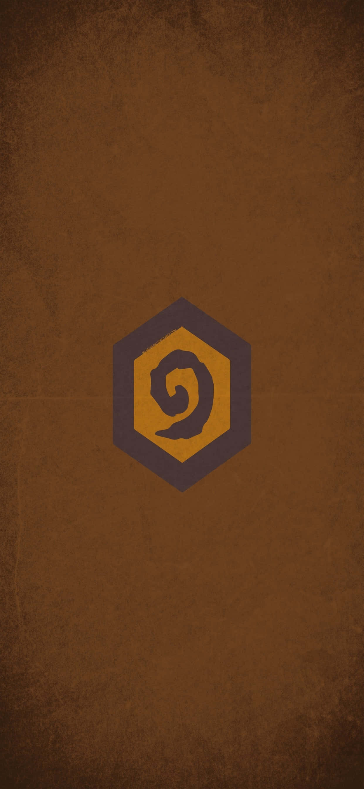 iPhone Xs Max Hearthstone 桌布 壁紙 — 一個金色和深紫色的風格化漩渦標誌，居中在帶紋理的棕色背景上。
