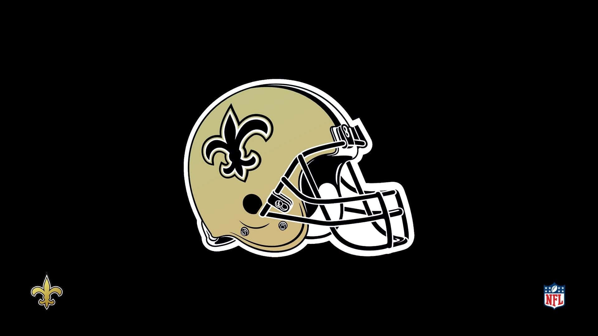 NFL Saints 桌布 壁紙 — 一個金色和黑色的紐奧良聖徒NFL美式足球頭盔，中央有鳶尾花標誌，背景為黑色。