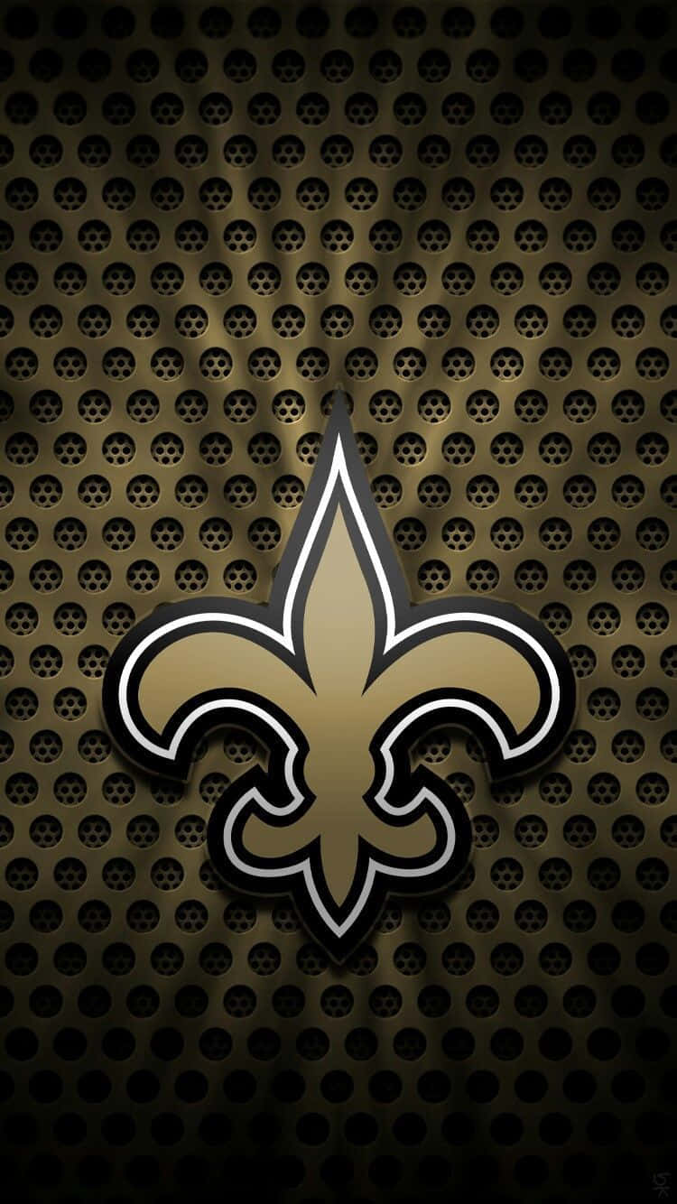 NFL Saints 桌布 壁紙 — 一個金色和黑色的紐奧良聖徒隊百合花標誌，居中在帶紋理的穿孔金屬背景上。