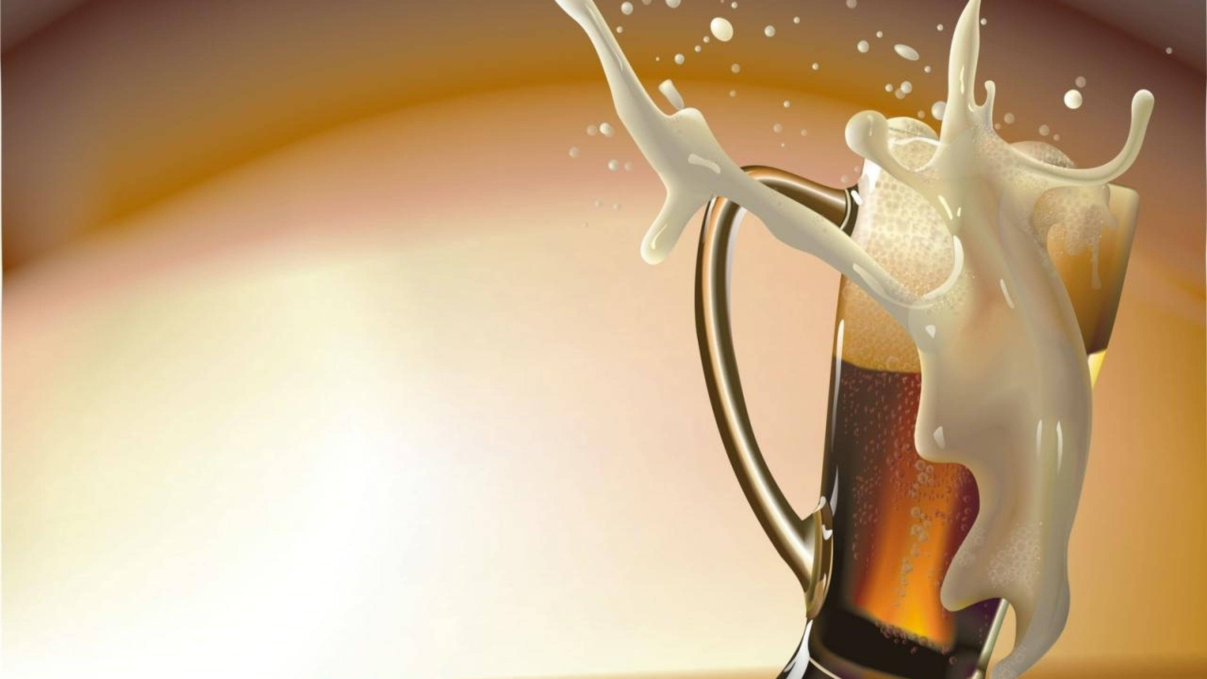 Drink 桌布 壁紙 — 一個金色啤酒杯在溫暖的漸變背景上噴出泡沫狀白色液體和氣泡。