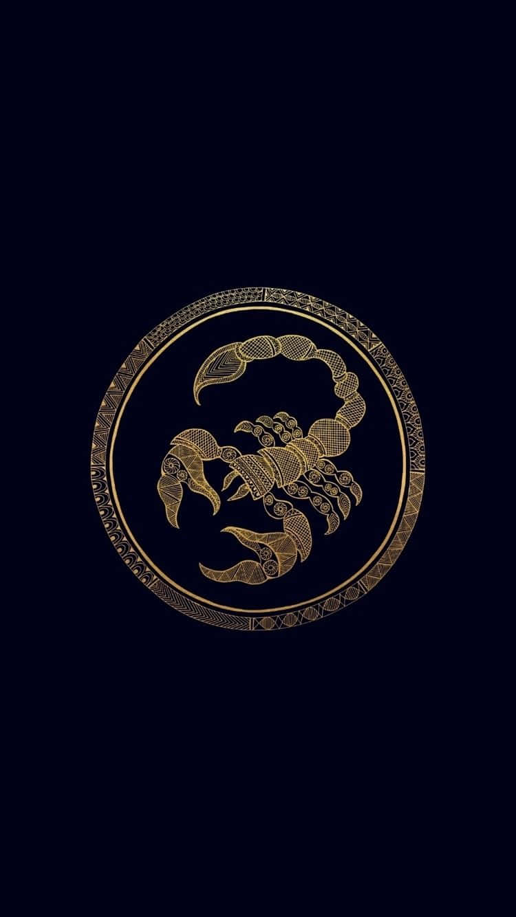 Scorpio 桌布 壁紙 — 一個金色天蠍座星座符號，在華麗的圓形邊框內細節精緻，背景為深海軍藍色。