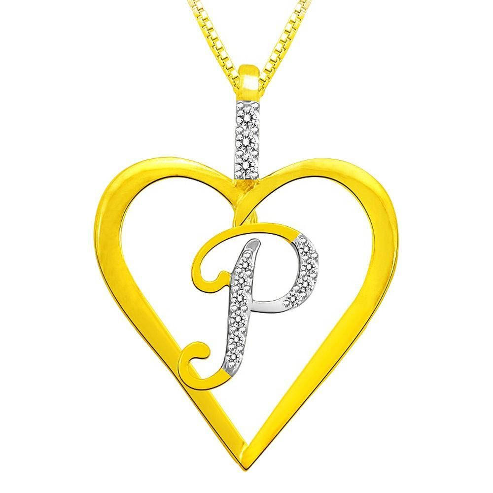 Letter P 桌布 壁紙 — 一個金色心形吊墜，內有閃爍的字母P，掛在相配的金色鏈條上，背景為白色。