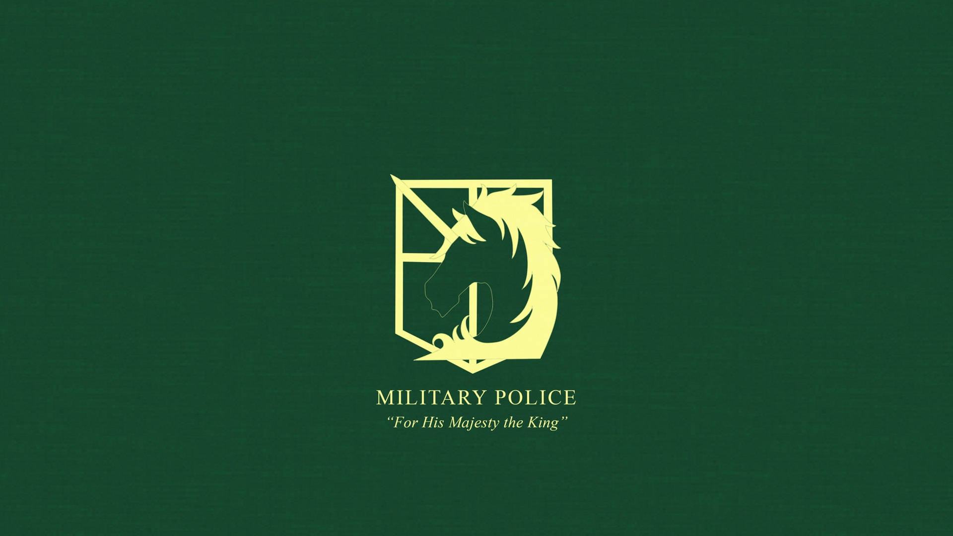 進擊的巨人 桌布 壁紙 — 一個金色憲兵徽章，盾牌內有馬頭，背景為帶紋理的深綠色。