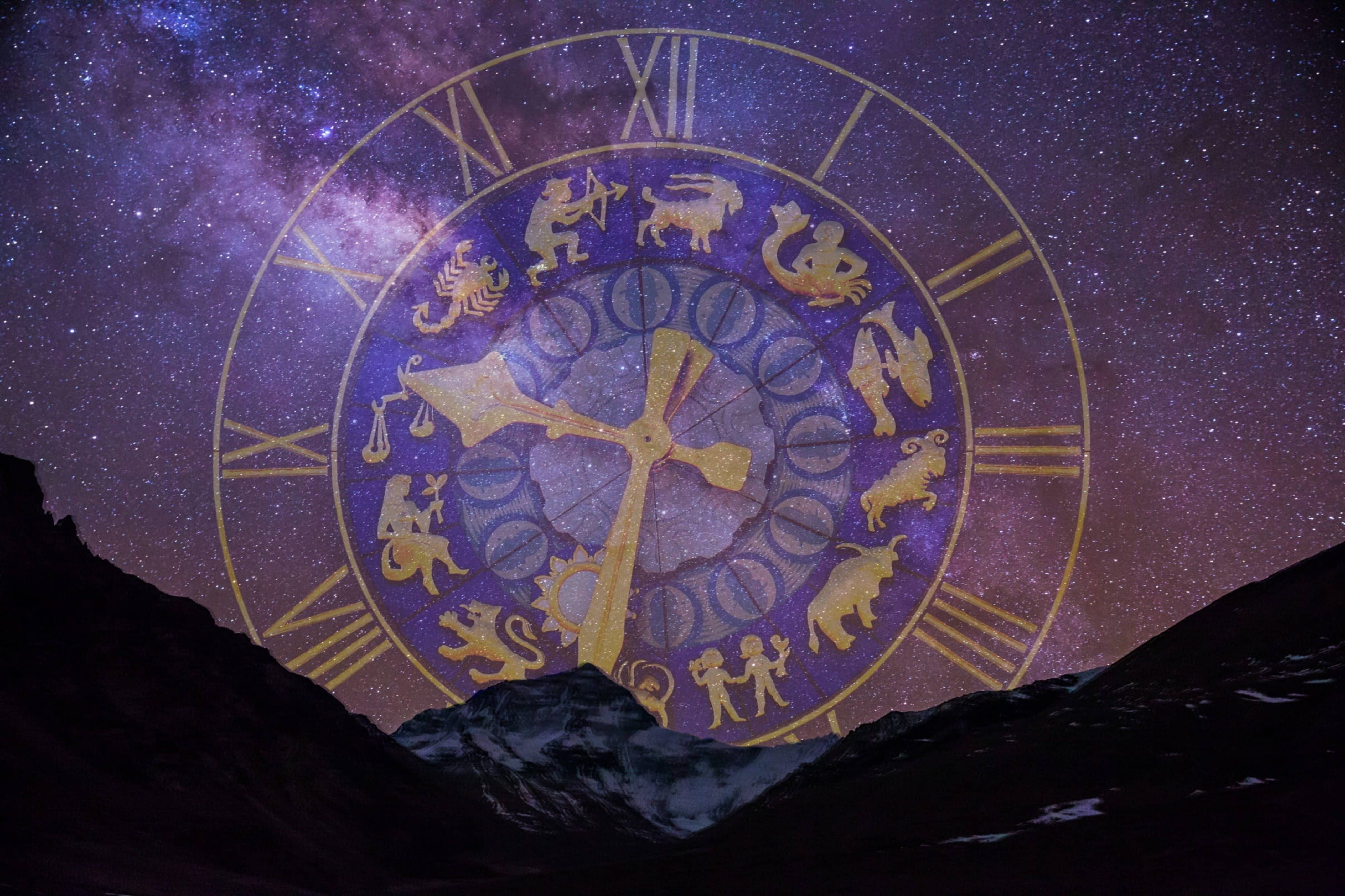 zodiac 桌布 壁紙 — 一個金色星座時鐘漂浮在繁星點點的紫色銀河天空中，四周環繞著黑暗的山峰。