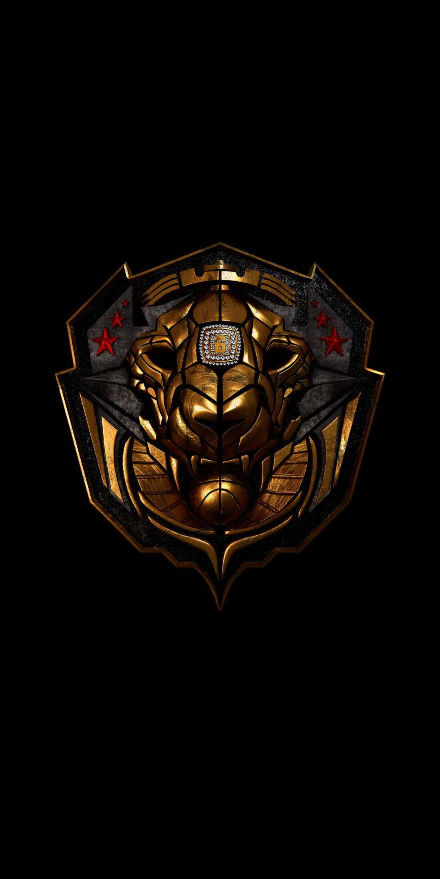 Iron Man Logo 桌布 壁紙 — 一個金色獅子頭徽章，在深色盾牌內有紅色星星，置於黑色背景上。