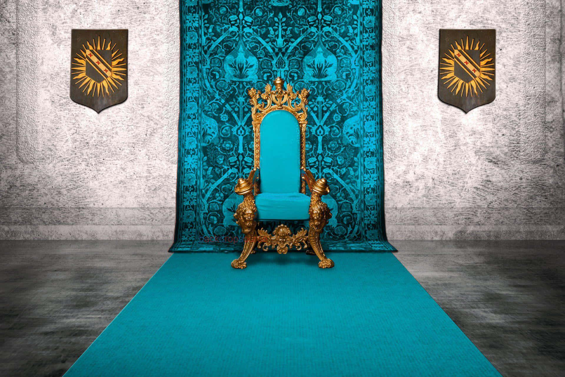 Throne 桌布 壁紙 — 一個金色王座配土耳其藍坐墊，放在相配的地毯上，前面是華麗的掛毯，兩側有紋章盾牌，在石牆房間內。