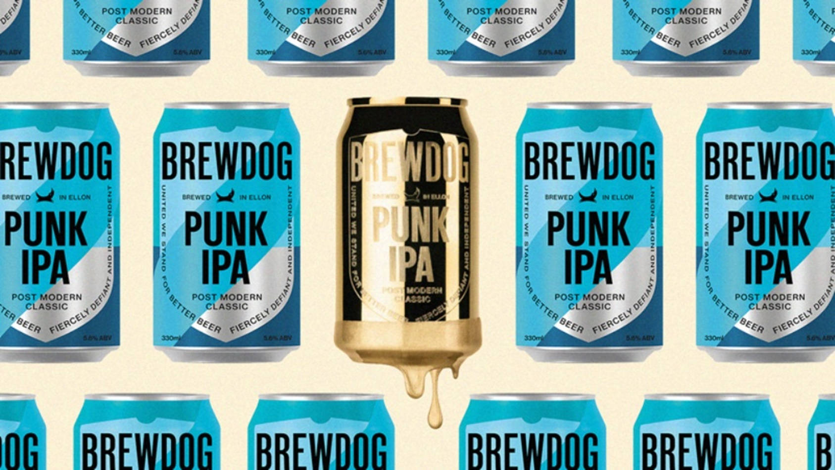 Drink 桌布 壁紙 — 一個金色的BrewDog Punk IPA罐在中間滴著液體，周圍是重複的藍色罐，背景是米色。