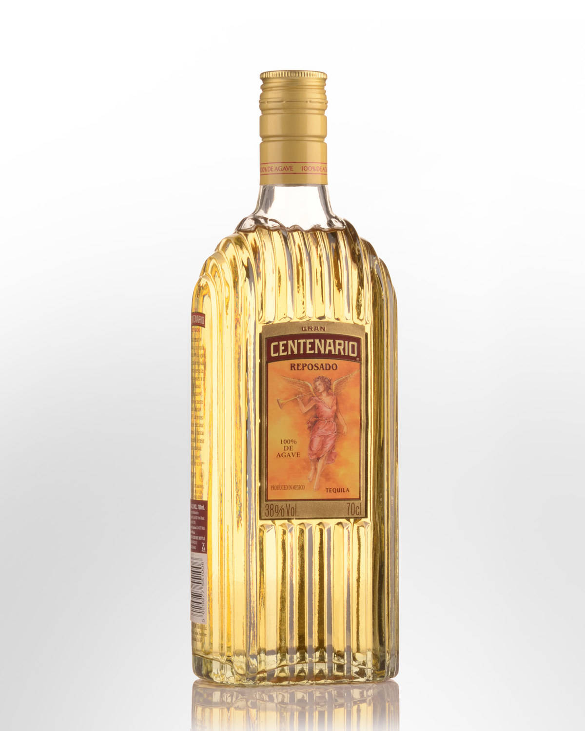 bottle 桌布 壁紙 — 一個金色的Centenario Reposado龍舌蘭酒瓶，帶有棱紋玻璃和天使標籤，居中放在乾淨的白色背景上。