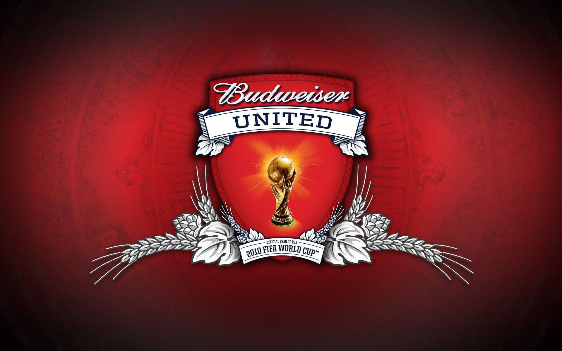Beer 桌布 壁紙 — 一個金色的FIFA世界盃獎盃在紅色盾牌中央閃耀，盾牌上有'Budweiser UNITED'橫幅和小麥穗，背景為深紅色漸變。
