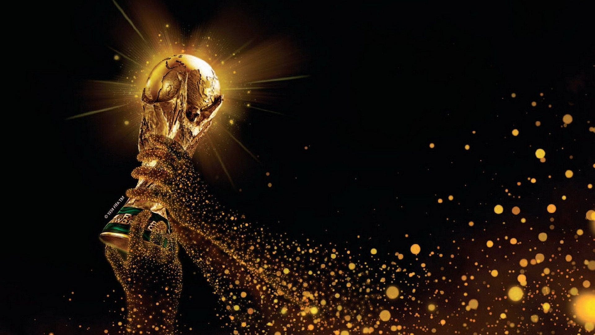 World 桌布 壁紙 — 一個金色的FIFA世界盃獎盃在黑色背景前閃耀著光芒，從握著它的手中爆發出金色粒子。