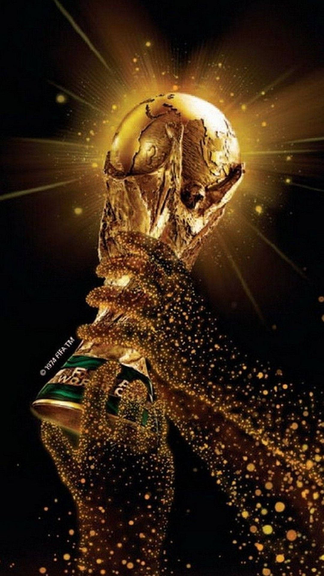 World 桌布 壁紙 — 一個金色的FIFA世界盃獎盃閃耀著光芒，閃爍的粒子在黑暗背景中圍繞它旋轉。