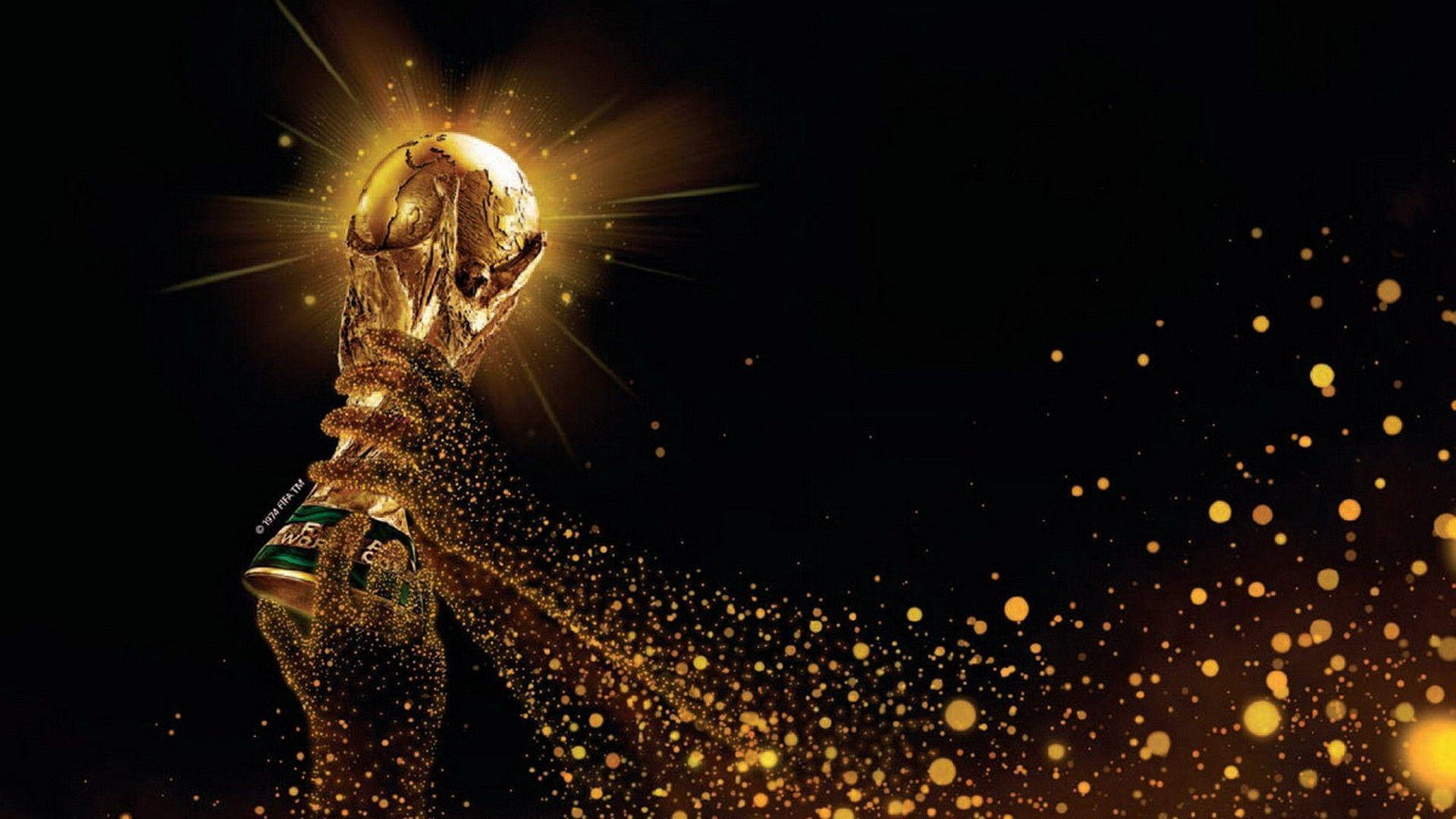World 桌布 壁紙 — 一個金色的FIFA世界盃獎盃閃耀著光芒，在黑暗背景中，握著獎盃的手爆發出金色粒子。