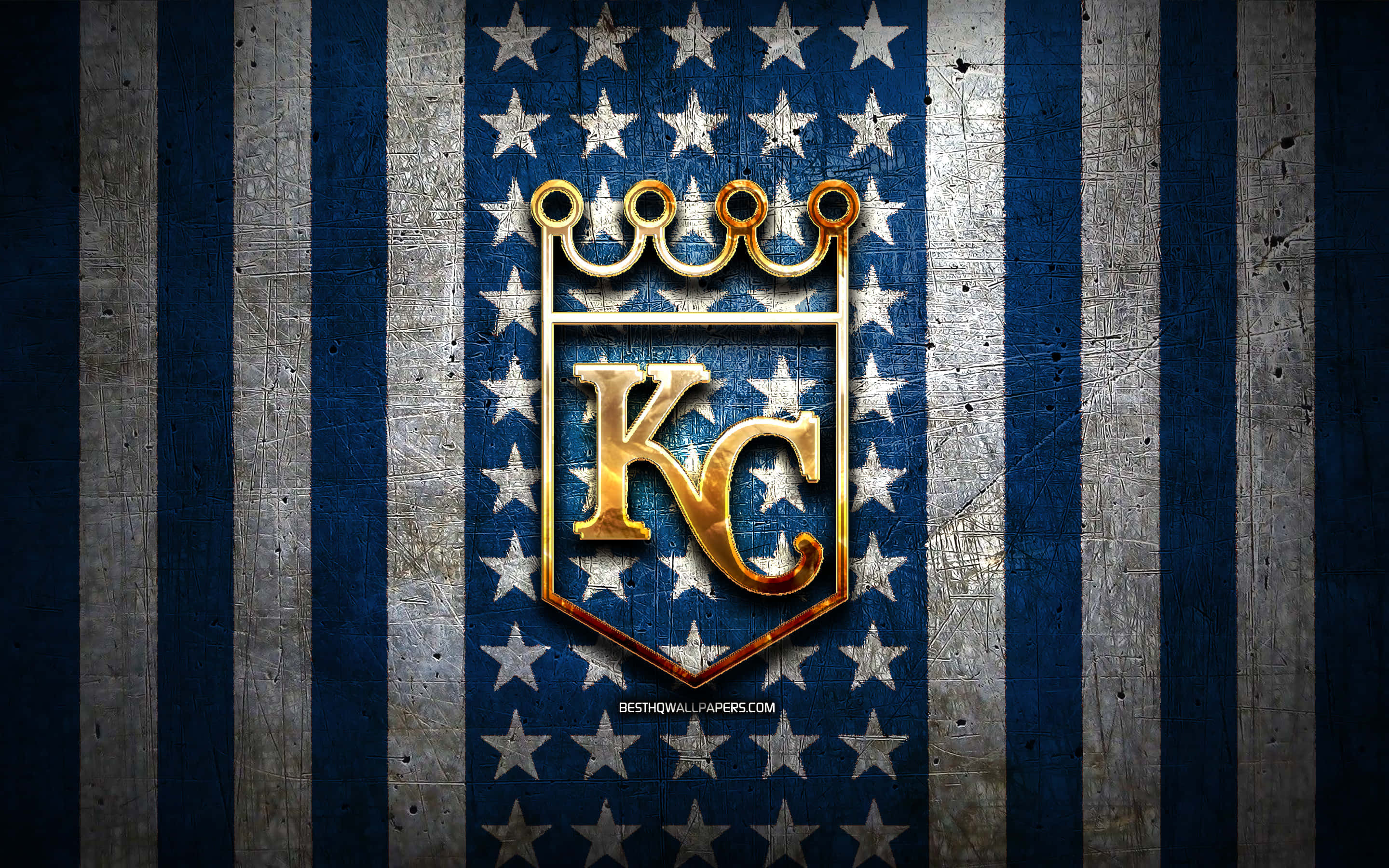 Kc Royals 桌布 壁紙 — 一個金色的KC皇冠標誌在帶有白色星星的風化藍銀條紋背景上閃耀。