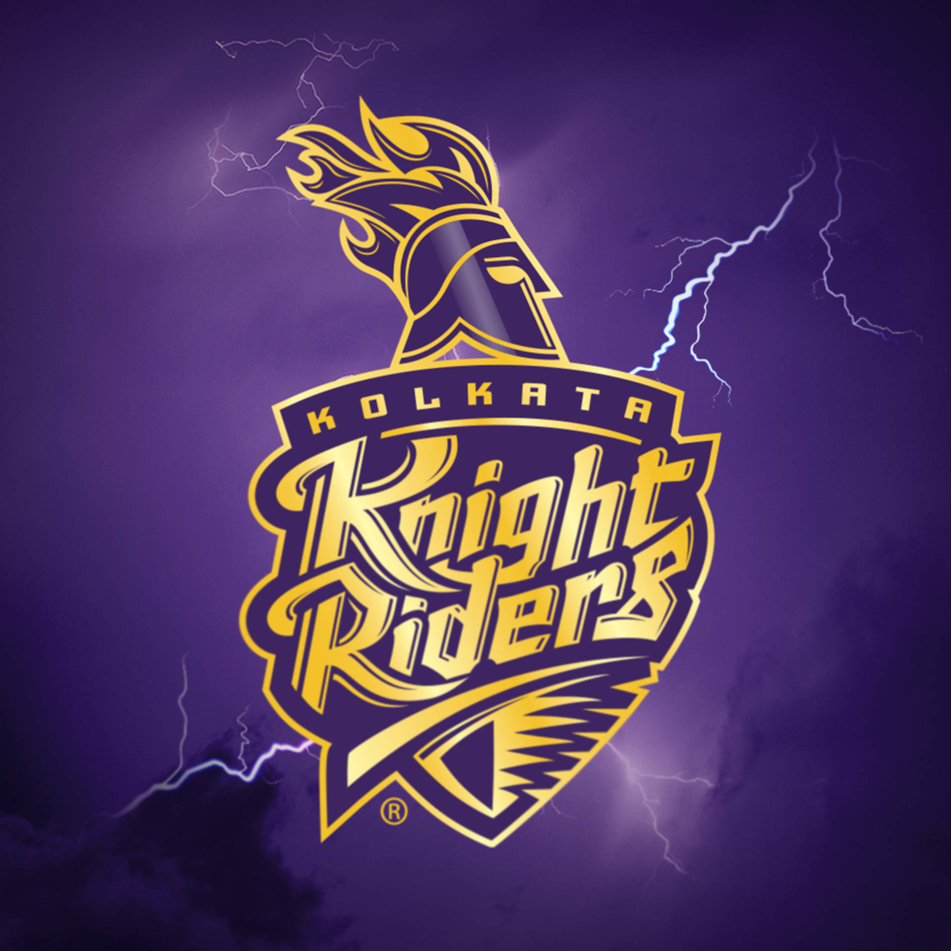 Riders 桌布 壁紙 — 一個金色的Kolkata Knight Riders標誌，包含騎士頭盔和閃電，背景是紫色暴風雨天空。