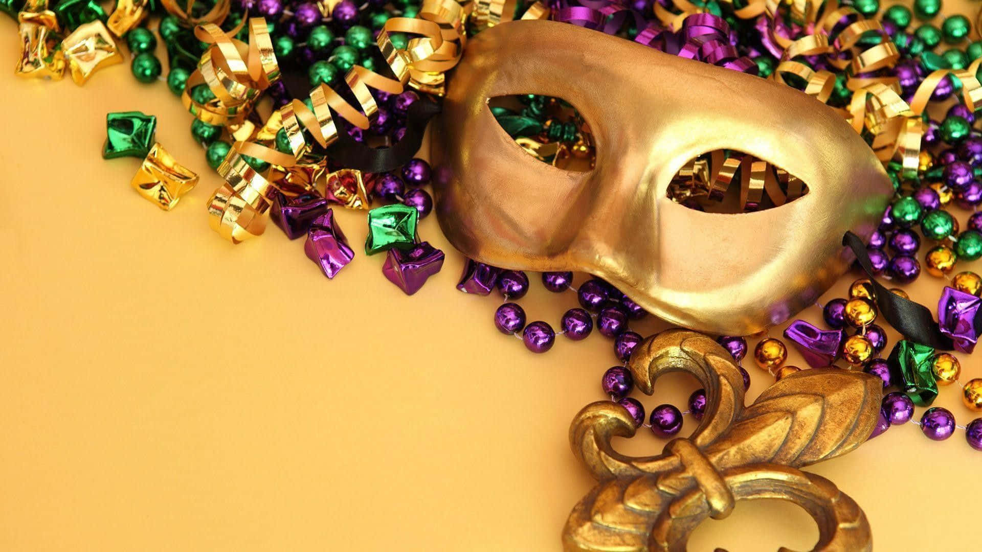 Mardi Gras 桌布 壁紙 — 一個金色的Mardi Gras面具放在紫色、綠色和金色的珠子和節日裝飾之間，背景是溫暖的黃色。