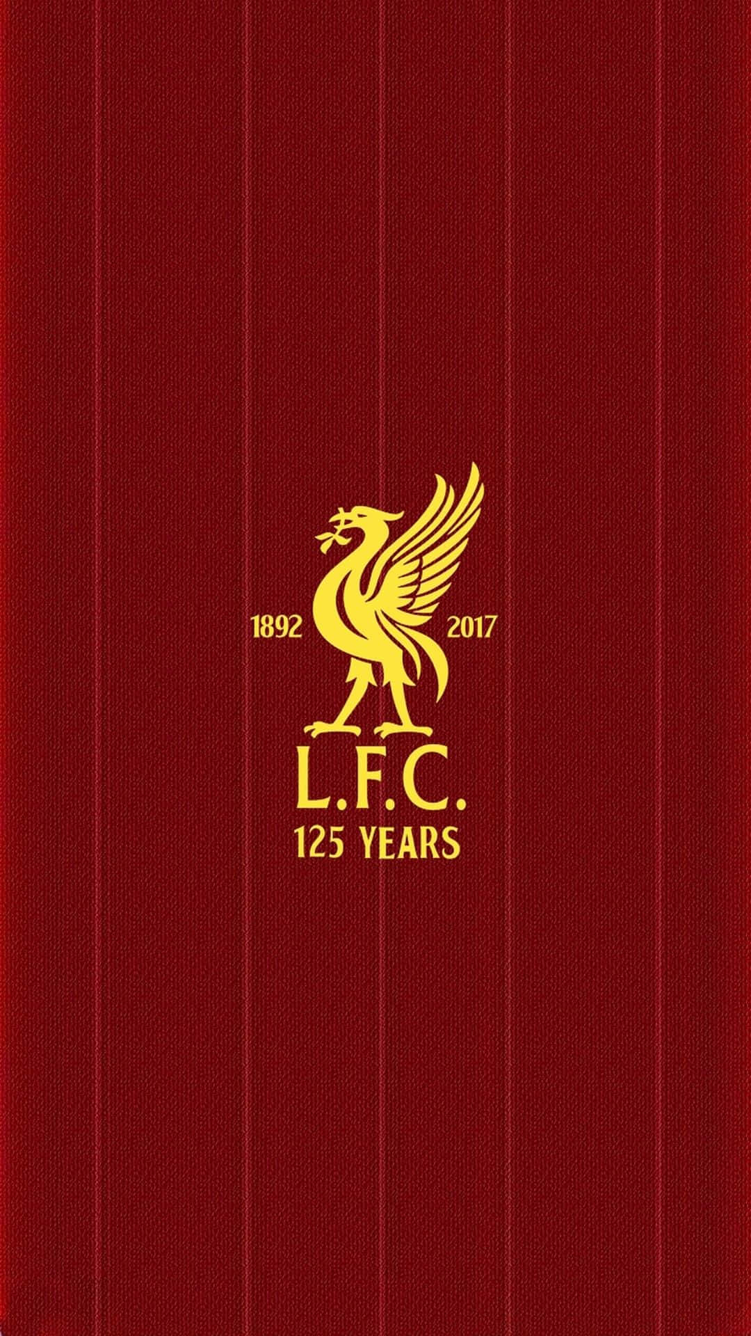 Liverpool Logo 桌布 壁紙 — 一個金色的利物浦足球俱樂部125週年隊徽在帶有垂直條紋的紋理深紅色背景上閃耀。