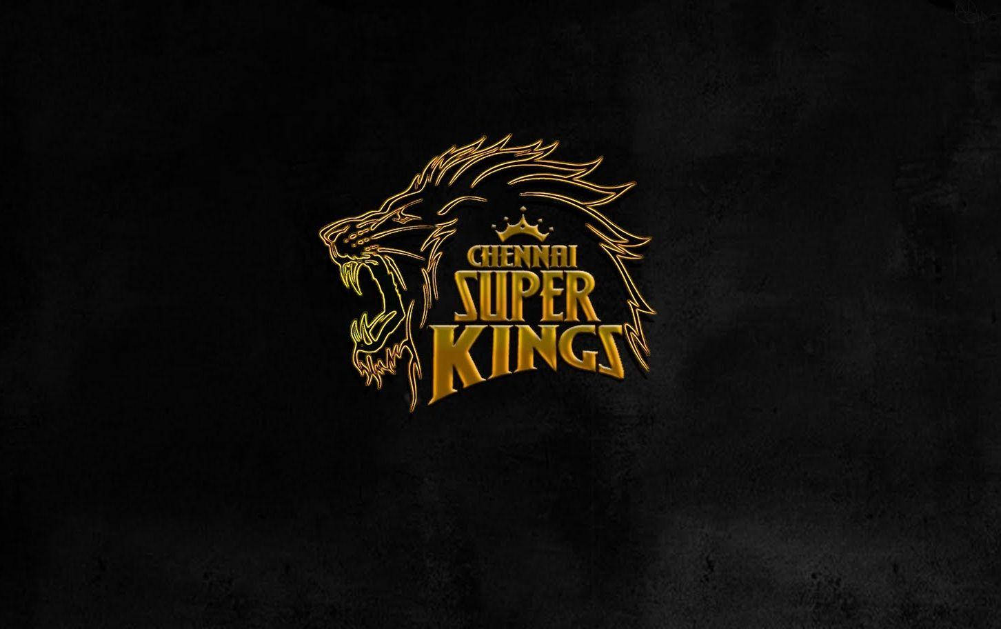 Super 桌布 壁紙 — 一個金色的咆哮獅子標誌，帶有 'Chennai Super Kings' 文字，在紋理黑色背景上發光。