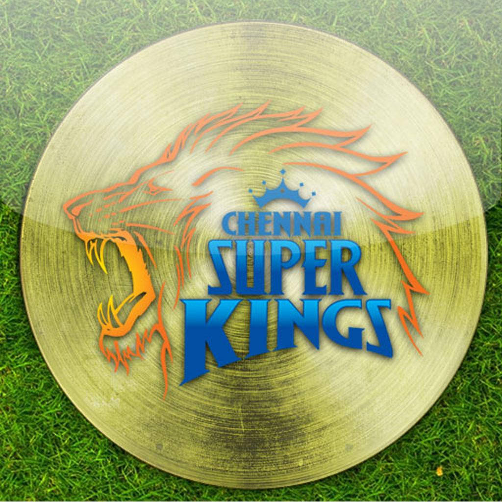 桌布 壁紙 — 一個金色的圓形 Chennai Super Kings 標誌，帶有咆哮的獅子和皇冠，放在充滿活力的綠色草地上。