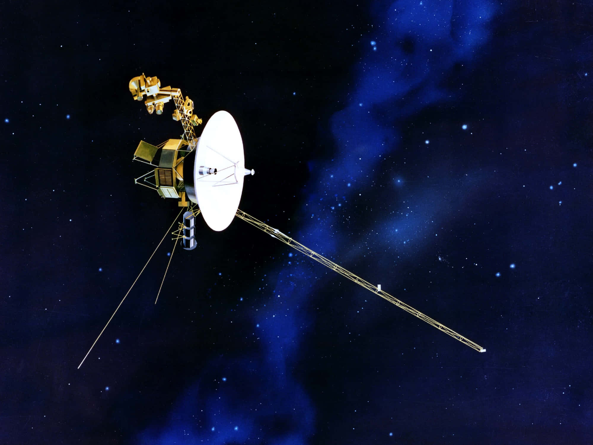 Voyager 桌布 壁紙 — 一個金色的太空探測器帶著一個大型白色碟形天線，在佈滿星星的深藍色星雲中漂浮。