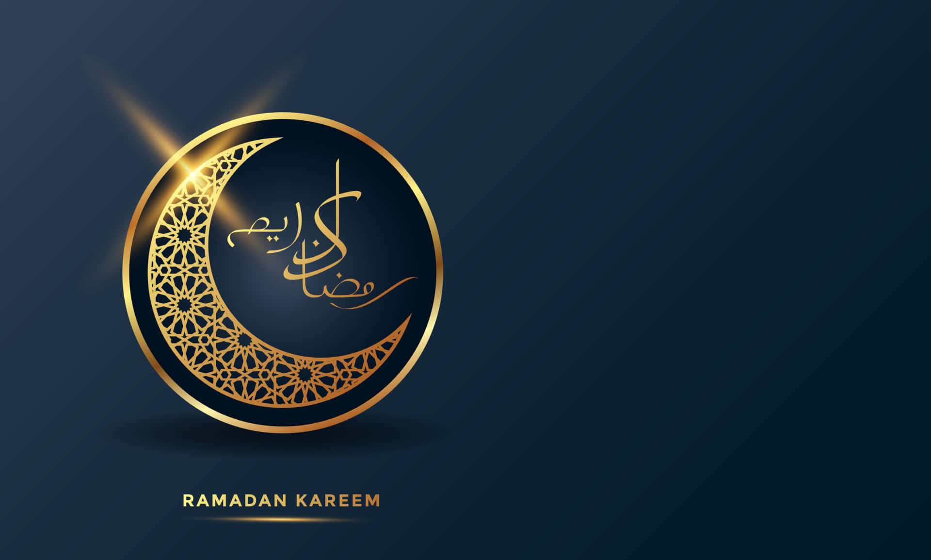 Ramadan 桌布 壁紙 — 一個金色的新月，帶有複雜的幾何圖案和阿拉伯書法，在深藍色漸變背景上散發光芒。