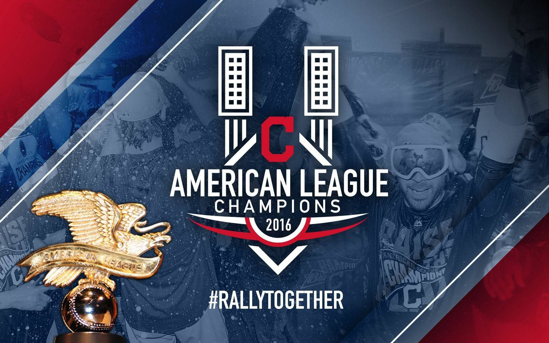 Cleveland Indians 桌布 壁紙 — 一個金色的棒球獎盃在American League Champions 2016標誌旁邊閃閃發光，背景是雪白的球場和慶祝的球迷。