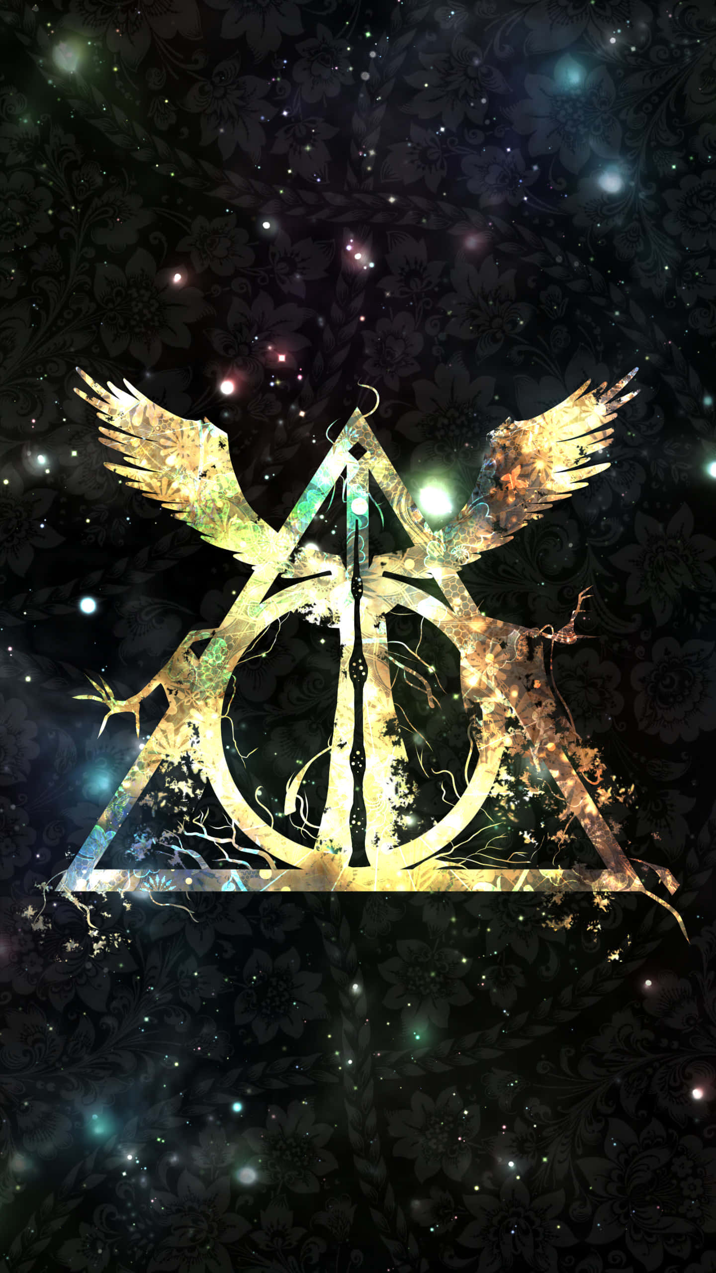 Harry Potter Logo 桌布 壁紙 — 一個金色的死神聖物符號，帶有翅膀的鳳凰，在星光燦爛的宇宙背景中閃耀，並帶有花卉圖案。