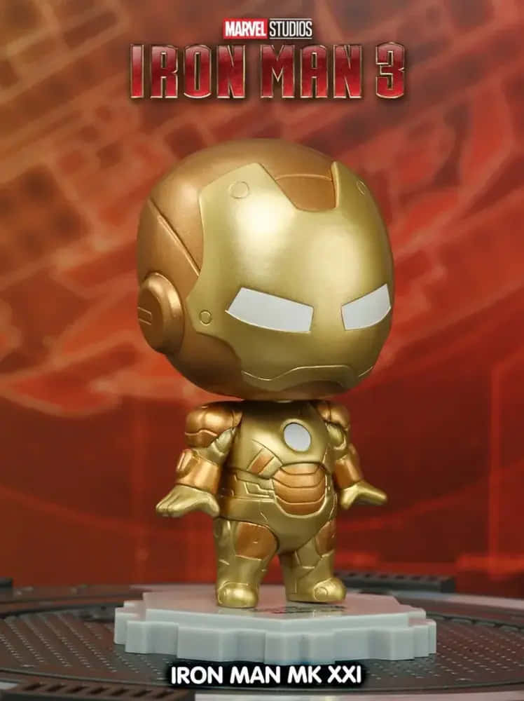 Iron Man Bobbleheads 桌布 壁紙 — 一個金色的鋼鐵人MK XXI Q版公仔站在灰色底座上，背景是紅色紋理，帶有 'Iron Man 3' 品牌標誌。