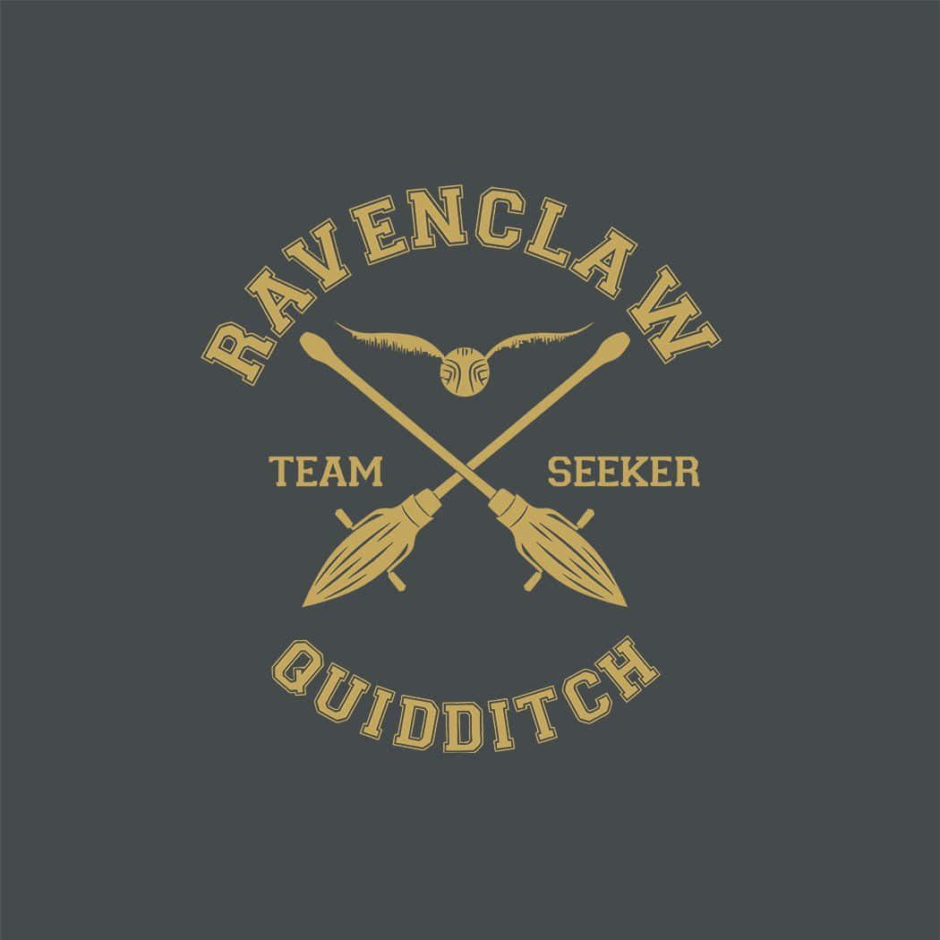 The Hogwarts Quidditch Team 桌布 壁紙 — 一個金色的雷文克勞魁地奇球隊徽章，上面有交叉的掃帚和一隻在 seeker 字樣上方飛翔的鷹。
