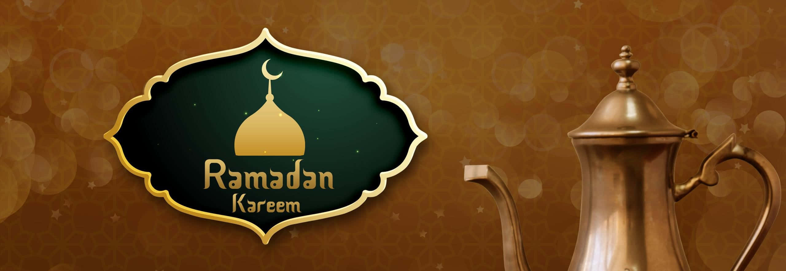 Ramadan 桌布 壁紙 — 一個金色的齋月卡里姆標誌，帶有新月和圓頂，放在一個傳統黃銅咖啡壺旁邊，背景是溫暖的散景效果。