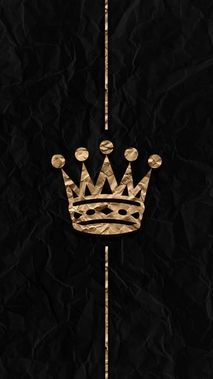 king iPhone 桌布 壁紙 — 一個金色皇冠，帶有紋理金屬質感，居中放置在帶有垂直金色線條的黑色皺紋紙背景上。