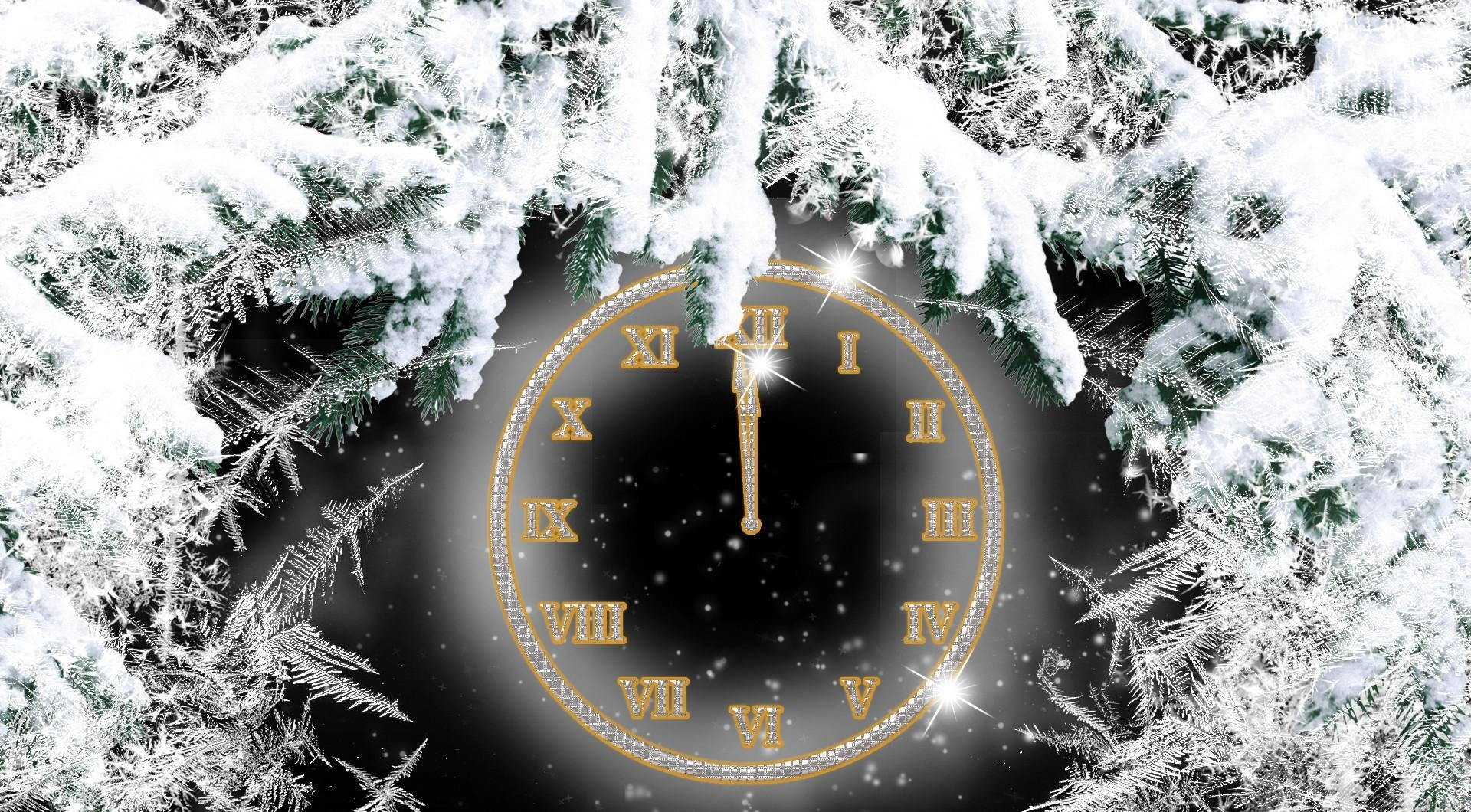 時鐘 桌布 壁紙 — 一個金色羅馬數字時鐘，被積雪的常青樹枝環繞，背景是繁星點點的夜空。