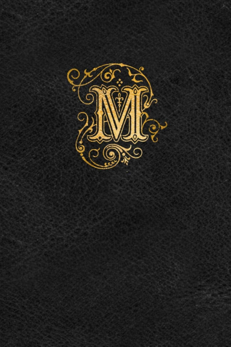 m 桌布 壁紙 — 一個金色華麗字母M花押字，帶有漩渦狀裝飾，居中於紋理黑色背景上。