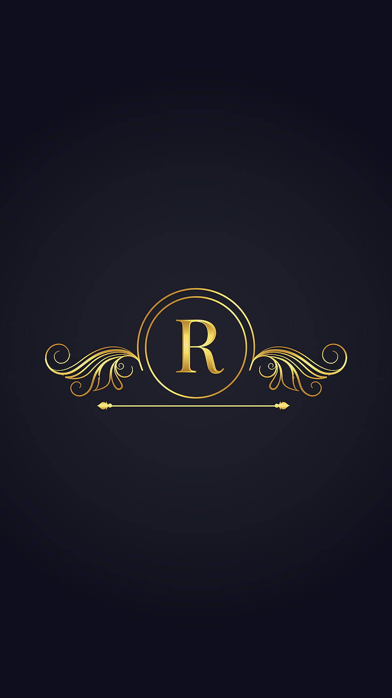 R 桌布 壁紙 — 一個金色華麗字母R花押字，帶有旋轉的漩渦裝飾，居中在深海軍藍背景上。