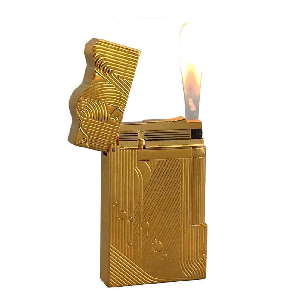 lighter 桌布 壁紙 — 一個金色華麗的打火機，帶有複雜的波浪圖案，在純白色背景上點燃，散發出溫暖的火焰。