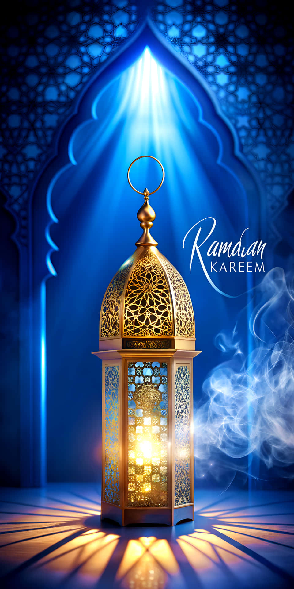 Golden Moroccan Lantern Glowing Softly with Ramadan Kareem Text in Blue and Gold Tones 壁紙 — 一個金色華麗的燈籠透過精緻的鏤空散發出溫暖的光芒，在藍色瓷磚地板上投射出燦爛的圖案，下方是拱形伊斯蘭門廊。