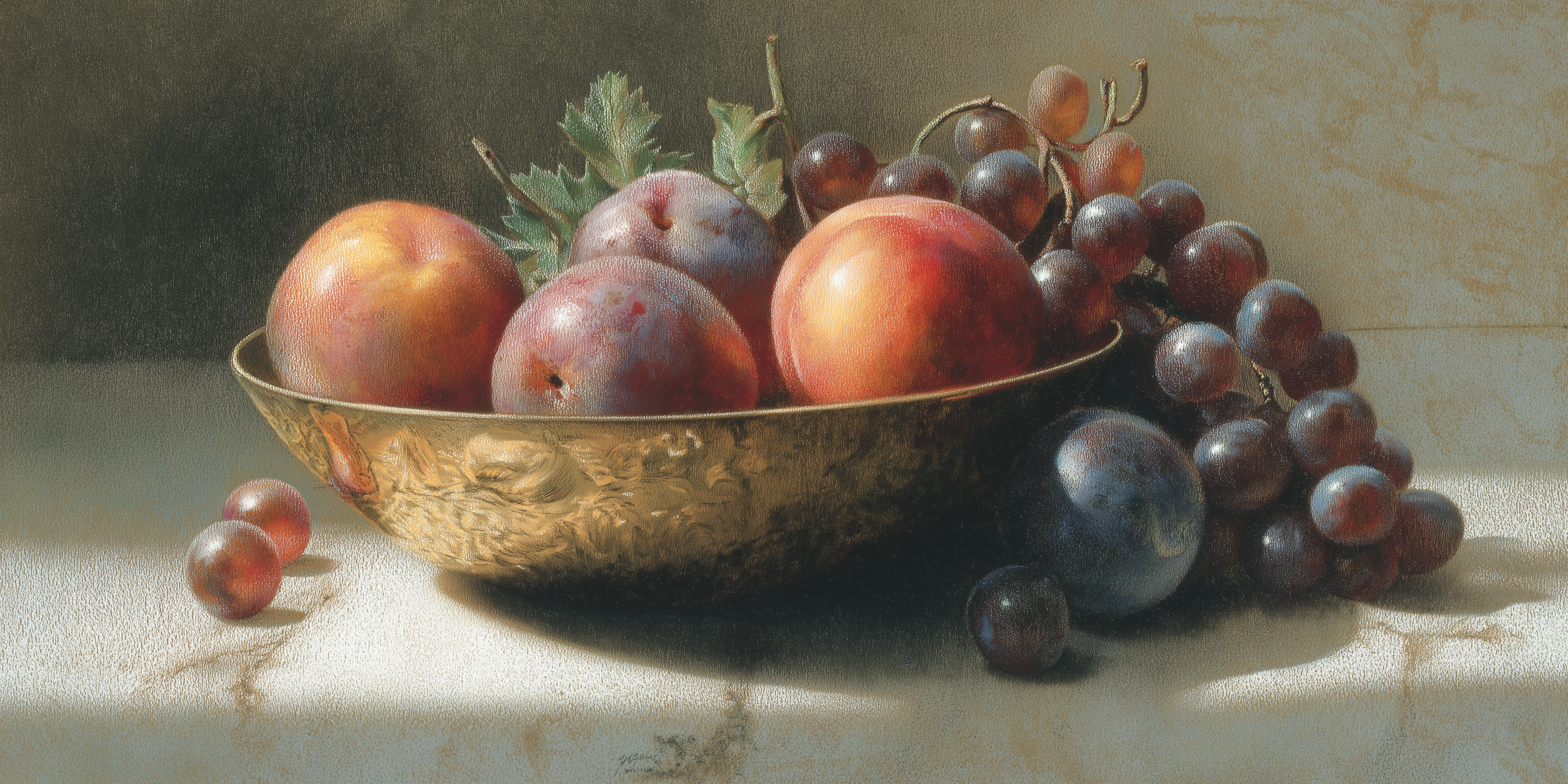 Fruit 桌布 壁紙 — 一個金色華麗的碗盛裝著成熟的水蜜桃、李子和葡萄，散落的葡萄放在大理石表面上，在柔和的光線下。