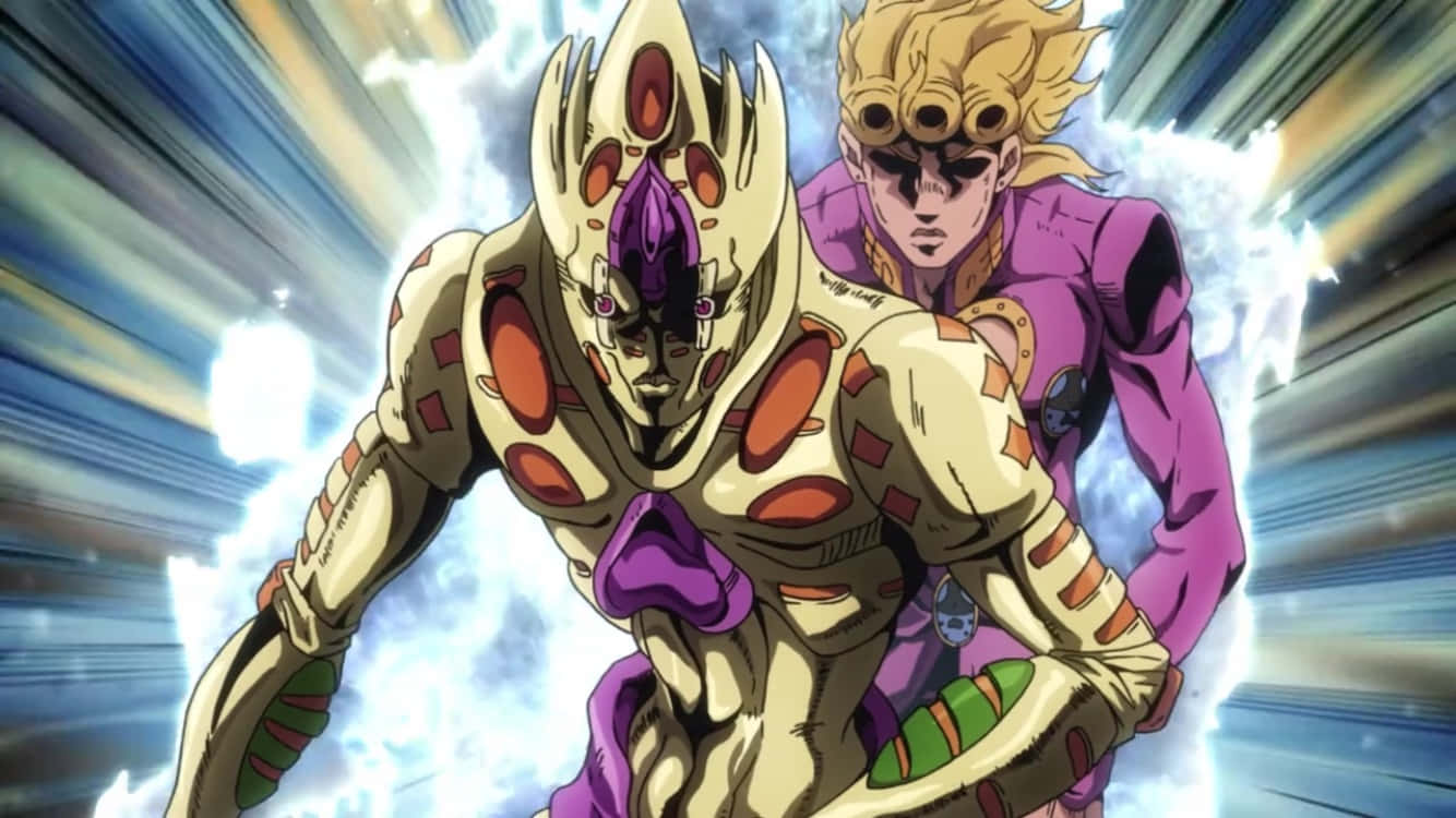 Gold Experience Jojo 桌布 壁紙 — 一個金色裝甲的替身，帶有紫色點綴，和一個穿著紫色西裝的金髮戰士，動態地站在帶有藍白條紋的背景前。