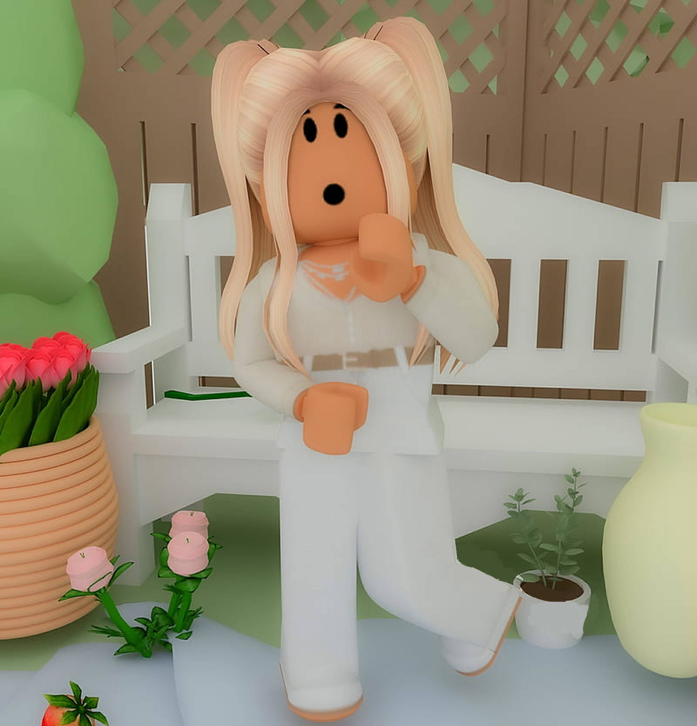 Roblox 女孩 桌布 壁紙 — 一個金色辮子的Roblox虛擬角色坐在白色長椅上，周圍環繞著粉紅色花朵和綠色植物，場景明亮花園。