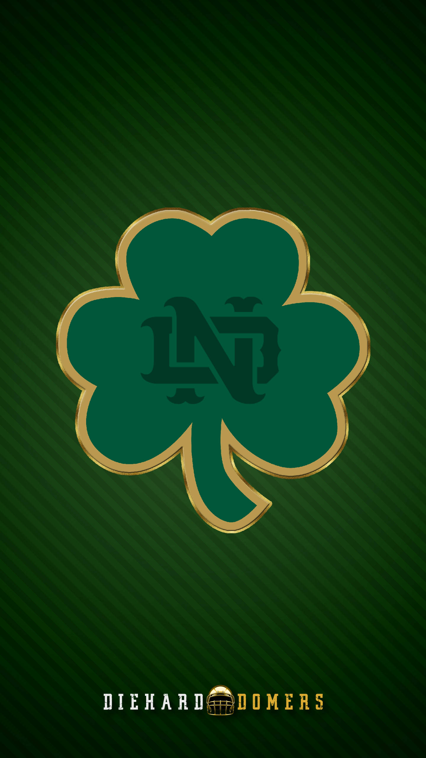 Notre Dame Football 桌布 壁紙 — 一個金色邊框的綠色四葉草標誌，帶有交織的ND字母組合，居中在深綠色斜紋背景上。
