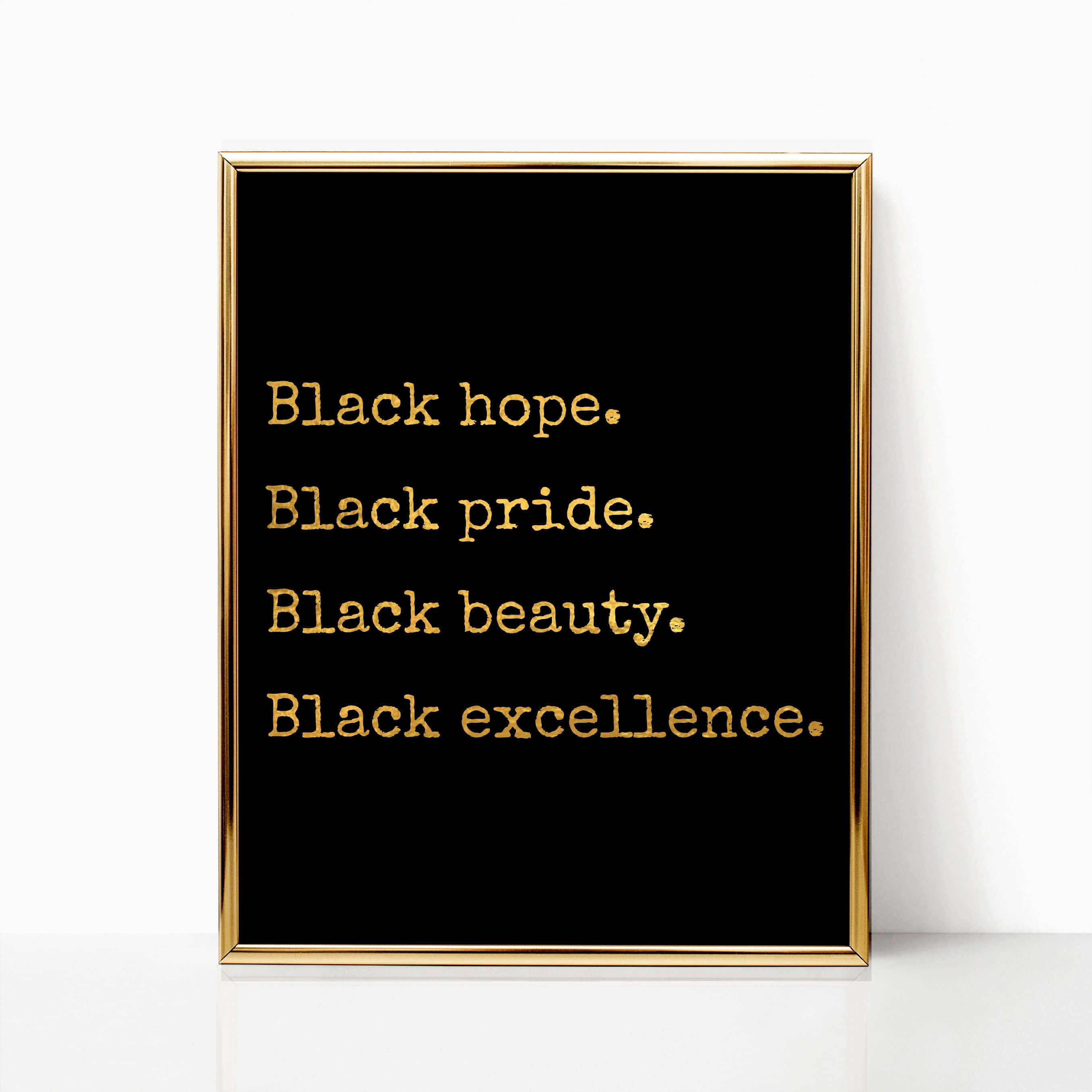Black Excellence 桌布 壁紙 — 一個金色邊框的黑色海報，上面有粗體金色文字寫著 Black hope Black pride Black beauty Black excellence，掛在純白牆上。