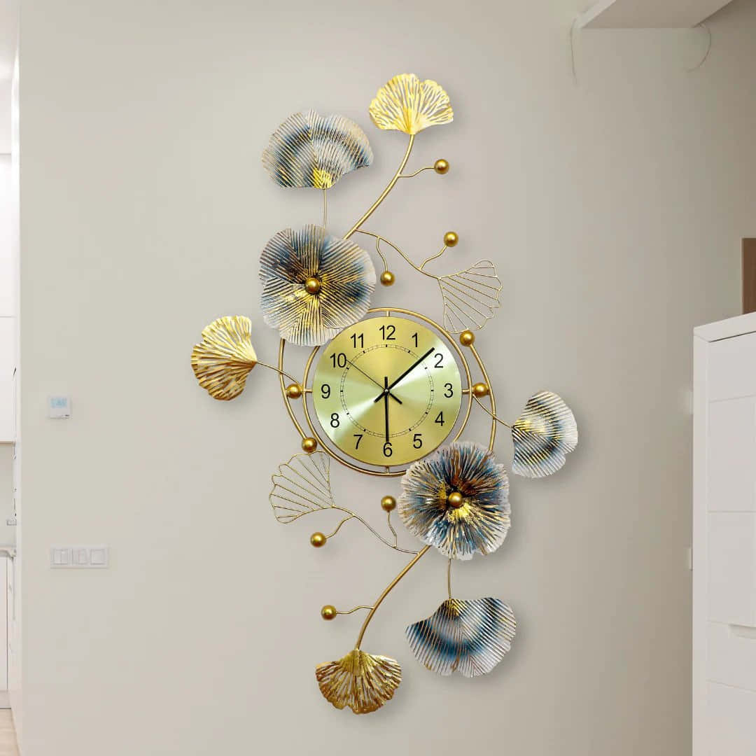 時鐘 桌布 壁紙 — 一個金色銀杏葉壁鐘，帶有金屬藍色點綴，優雅地掛在現代室內的中性牆上。