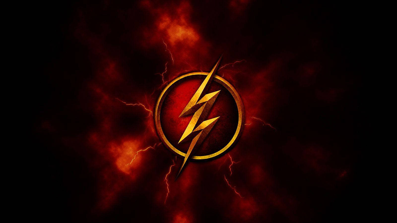 Cool Logos 桌布 壁紙 — 一個金色閃電標誌在熾熱的紅色和黑色風暴背景上散發力量，伴隨著劈啪作響的能量。