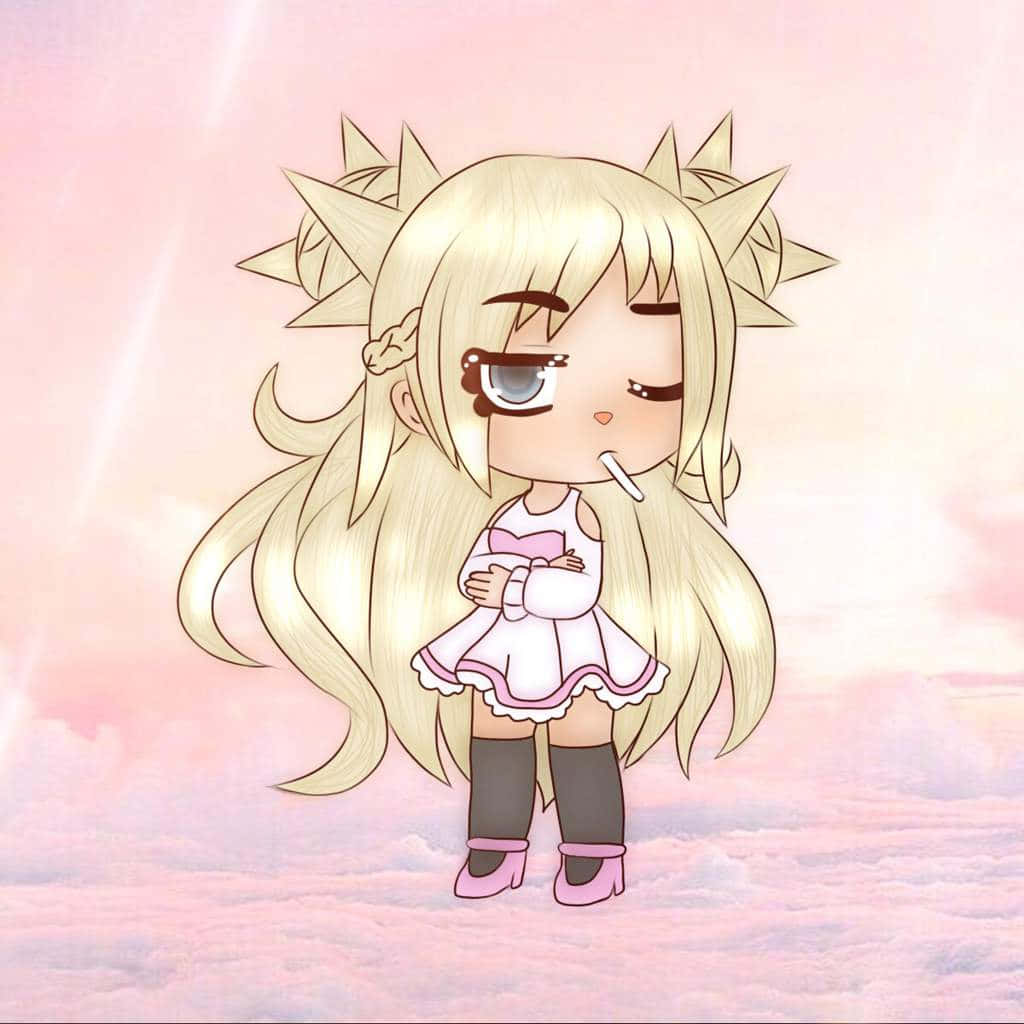 Gacha 桌布 壁紙 — 一個金髮、戴著星形髮飾的Q版動漫女孩，站在粉紅色的天空中，手持棒棒糖。