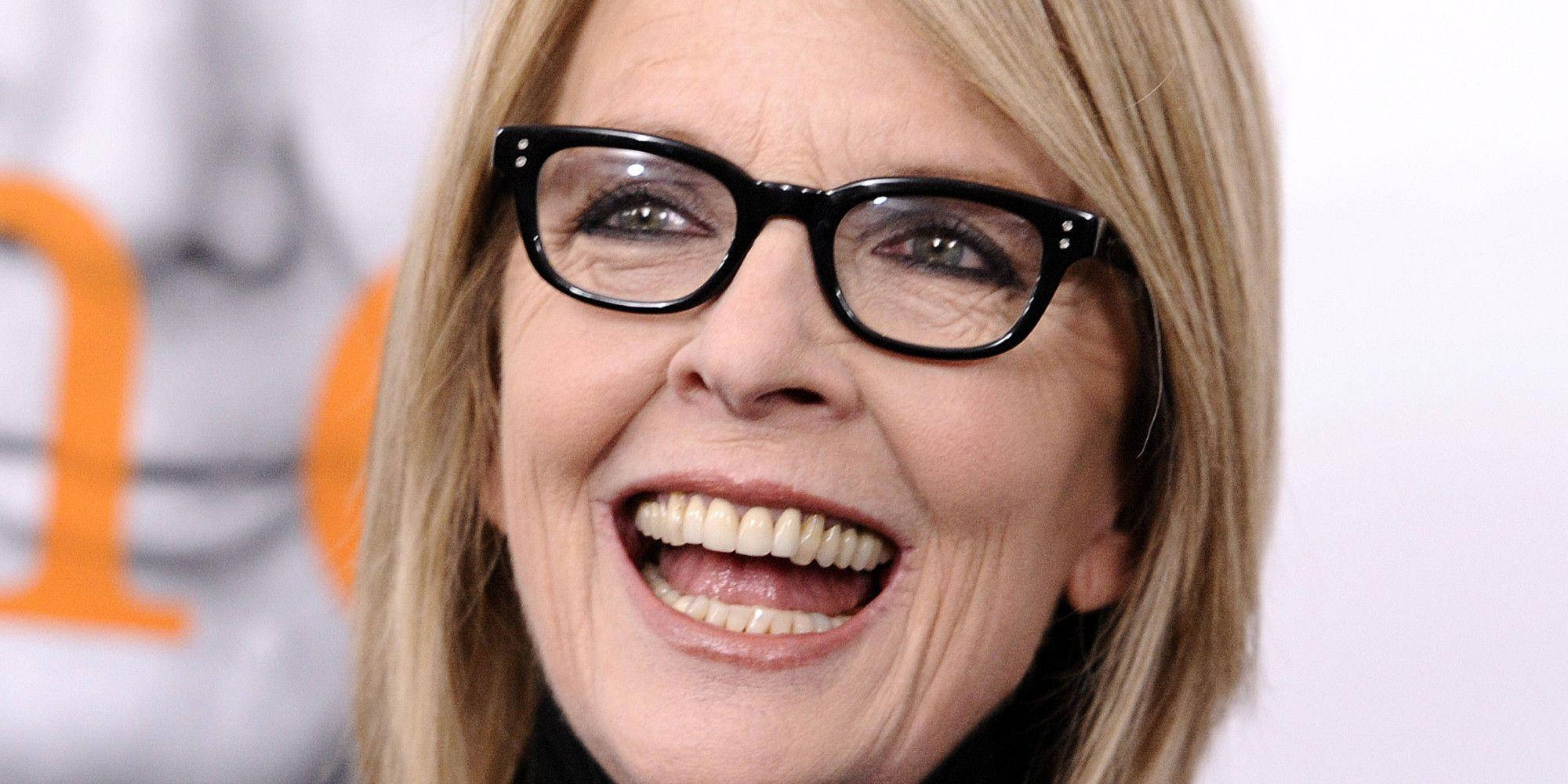 oscars 桌布 壁紙 — 一個金髮、戴黑框眼鏡的女人張開嘴開心地笑的特寫。