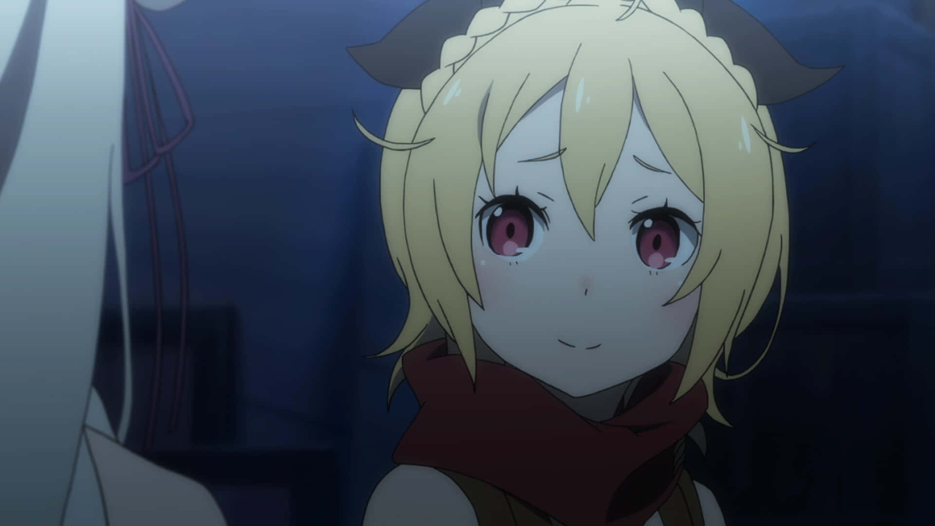 Re Zero Felt 桌布 壁紙 — 一個金髮、有角、紅眼睛的動漫女孩在昏暗的房間裡溫柔微笑的特寫。