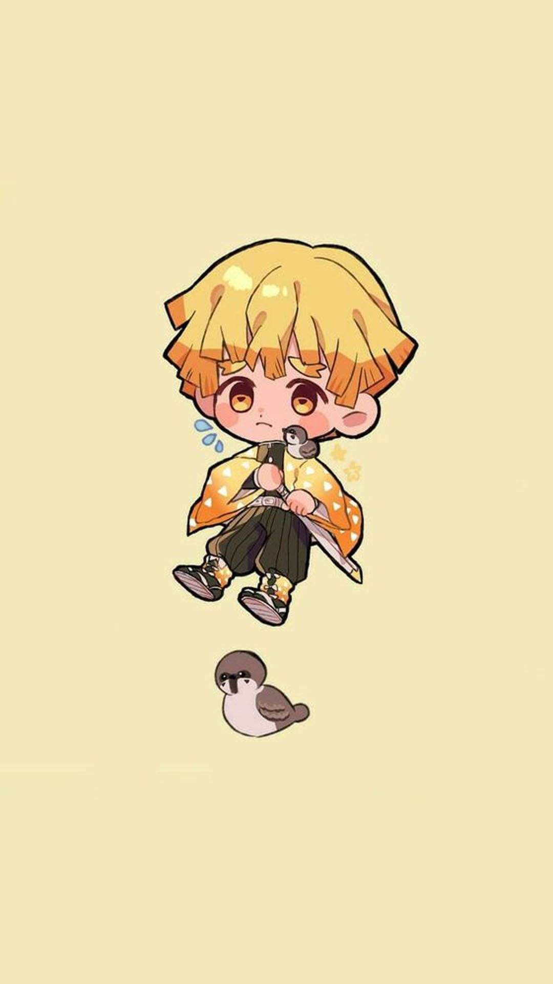 Demon Slayer Chibi 桌布 壁紙 — 一個金髮、身穿黃色和服的Q版動畫男孩手持一把劍，一隻小鳥坐在他下方的淡黃色背景上。