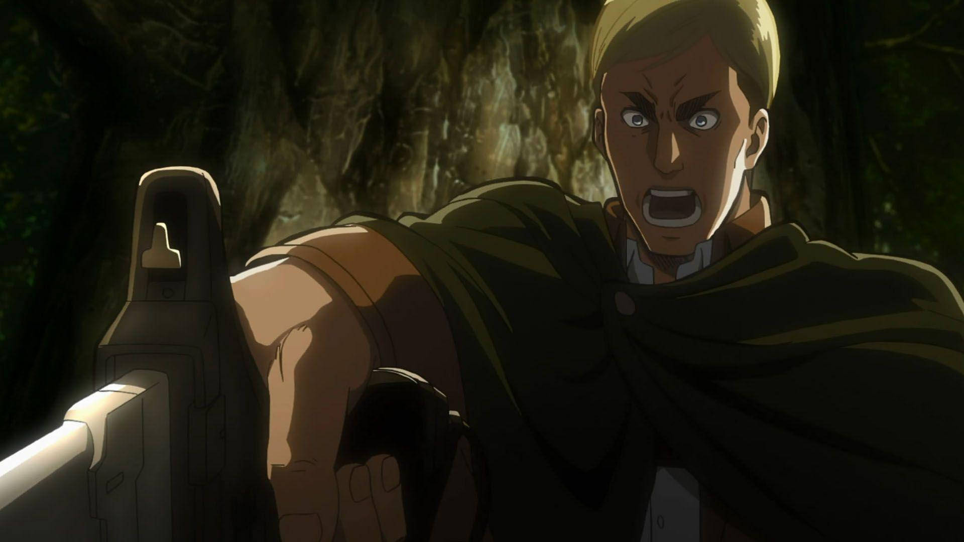 Erwin 桌布 壁紙 — 一個金髮動漫士兵穿著黑色斗篷，在陰暗的森林中緊握步槍，兇猛地大喊。