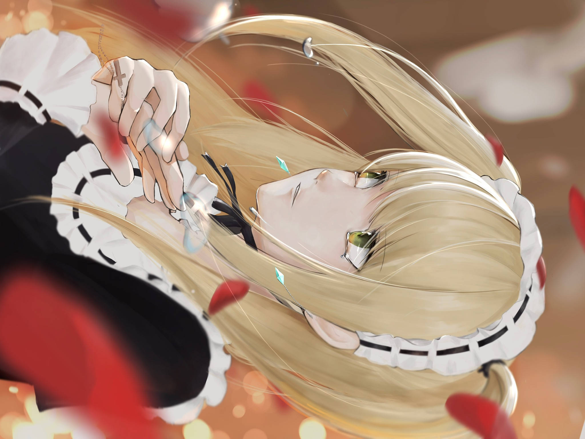 Misa 桌布 壁紙 — 一個金髮動漫女僕裝的女孩躺在飄落的紅色花瓣中，表情平靜。